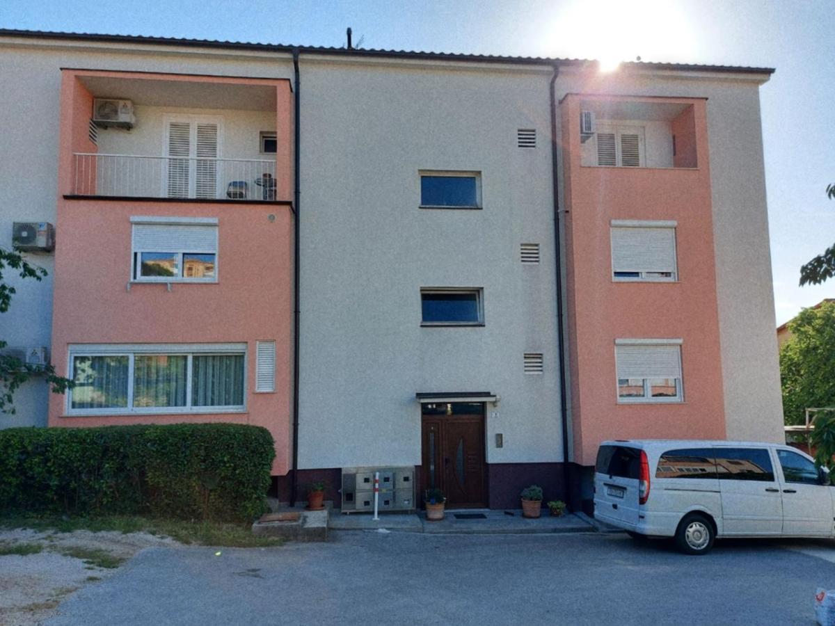 Kate Apartment Ровінь Екстер'єр фото